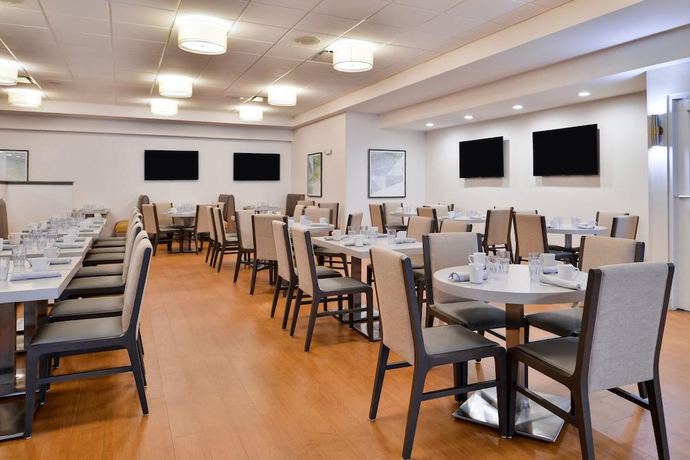 Holiday Inn Hotel & Suites Rochester - Marketplace By Ihg Exterior photo