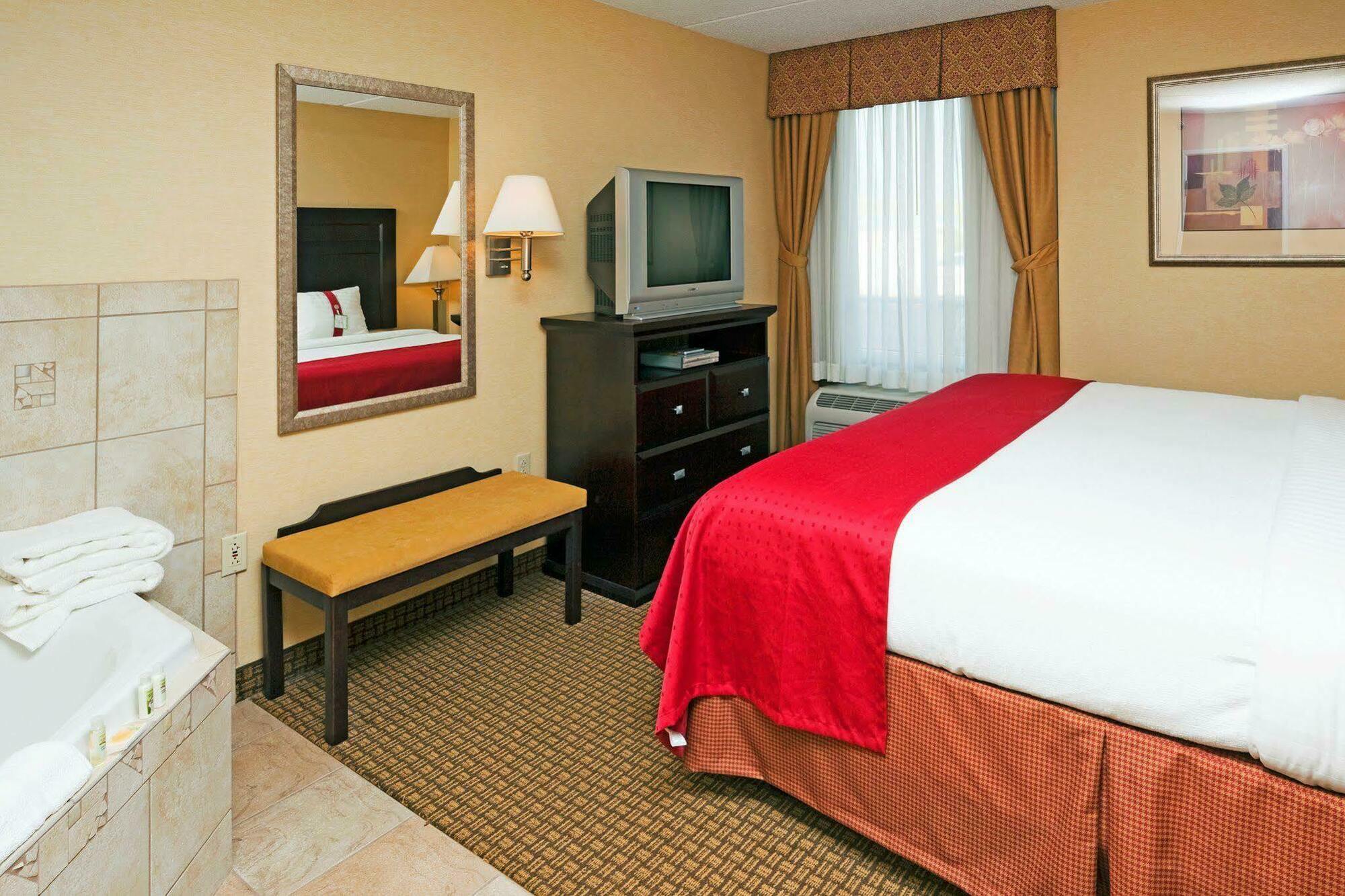 Holiday Inn Hotel & Suites Rochester - Marketplace By Ihg Room photo